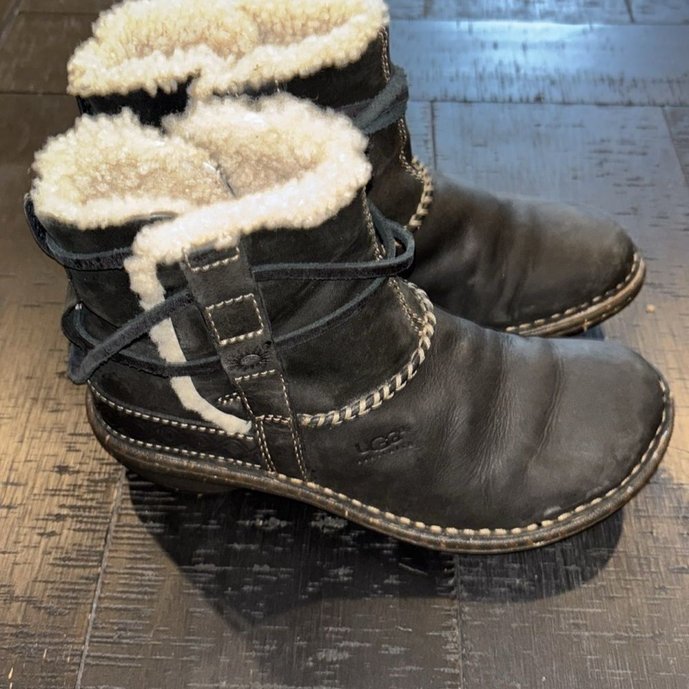 UGG Australia Cove Winter Ankle Boots Womens Sz 6 Black Leather Wool Shearling